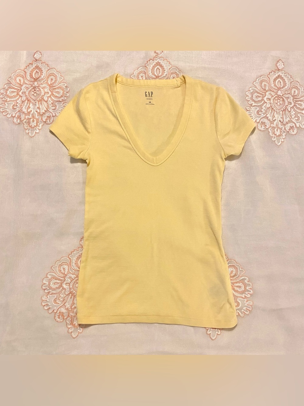 Gap Butter Yellow V neck Modern short sleeve top